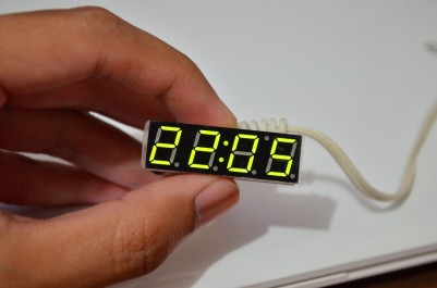 Jam digital kecil. Tinggal hubungkan ke baterai. Bisa didesain casing sesuai kreativitas.
